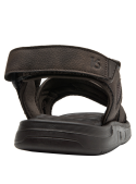 Sandalia casual café para hombre, diseño versátil con textura granulada y correas seguras.