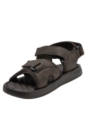 Sandalia café para hombre con correas ajustables de velcro para ajuste cómodo y estilo casual.