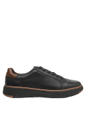 Calzado sneaker negro de cuero con textura suave y elegante.