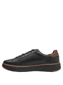 Zapato de cuero negro para hombre, ideal para estilo smart casual.