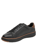 Sneaker casual negro con suela gruesa y detalle café en talón.