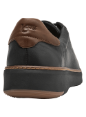 Sneaker negro de cuero para hombre con diseño minimalista y costuras visibles.