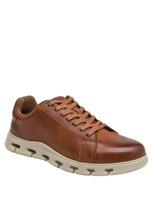 Zapato de hombre en cuero camel, suela crema, versátil para combinaciones semiformales.