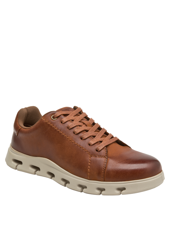 Zapato de hombre en cuero camel, suela crema, versátil para combinaciones semiformales.