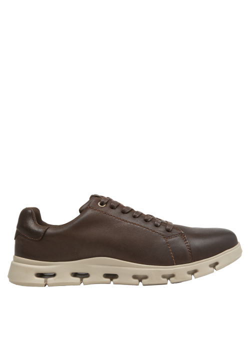Zapato de hombre en cuero liso café oscuro, estilo casual con suela beige para tracción.