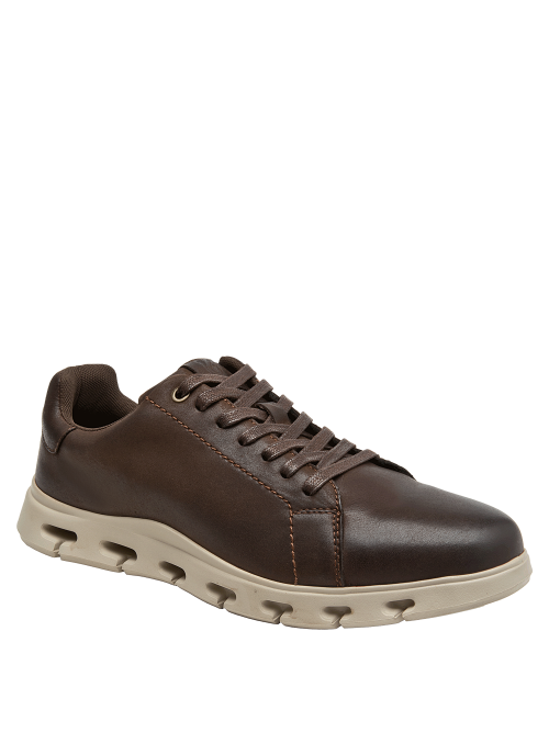 Zapato de hombre en cuero liso café oscuro, estilo casual con suela beige para tracción.
