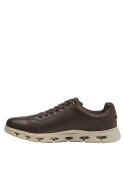 Elegante zapato de cuero café oscuro para hombre, ideal para moda urbana y looks desenfadados.