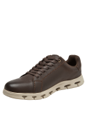 Calzado casual masculino en cuero moro, diseño moderno con cordones a juego y suela clara.