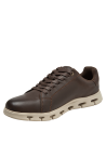 Calzado casual masculino en cuero moro, diseño moderno con cordones a juego y suela clara.