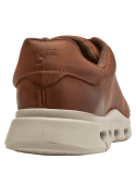 Zapato de cuero camel para hombre, estilo casual, con costuras visibles y cordones a juego.