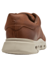 Zapato de cuero camel para hombre, estilo casual, con costuras visibles y cordones a juego.