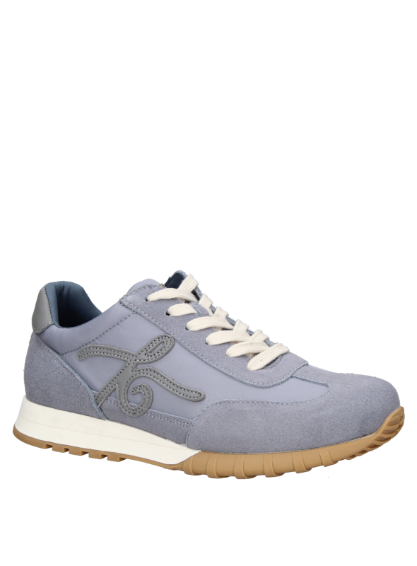 Zapatilla urbana celeste de mujer, perfecta para salidas informales y estilo relajado.