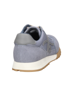 Zapatilla celeste de mujer con textura suave tipo gamuza y suela cómoda para uso diario.