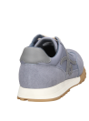 Zapatilla celeste de mujer con textura suave tipo gamuza y suela cómoda para uso diario.