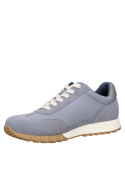 Zapatilla deportiva celeste con diseño minimalista y cordones claros para un look casual.