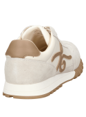 zapatilla deportiva de mujer en tono neutro con textura textil y gamuza, costuras visibles y emblema metálico discreto