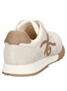 zapatilla deportiva de mujer en tono neutro con textura textil y gamuza, costuras visibles y emblema metálico discreto