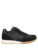 Zapatilla negra de mujer con estilo elegante y funcional para el día a día.
