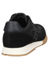 Calzado casual negro para mujer, textura suave y detalle en suela café.