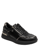 Zapatilla de cuero negra para mujer, combina con jeans o vestido midi.