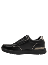 Calzado deportivo de cuero negro para mujer, ideal para un look casual.