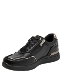 Elegante zapatilla urbana negra de cuero para mujer con forro de microfibra.