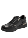 Elegante zapatilla urbana negra de cuero para mujer con forro de microfibra.