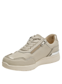 Estilo minimalista en zapatilla beige de cuero para mujer con perfil limpio.