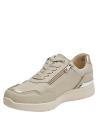 Estilo minimalista en zapatilla beige de cuero para mujer con perfil limpio.