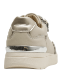Zapatilla de cuero beige para mujer con punta redonda y forro de microfibra suave.