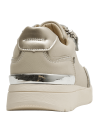 Zapatilla de cuero beige para mujer con punta redonda y forro de microfibra suave.