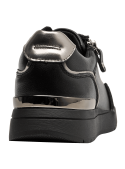 Zapatilla deportiva de cuero negro para mujer con suela plana y punta redonda.