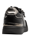 Zapatilla deportiva de cuero negro para mujer con suela plana y punta redonda.