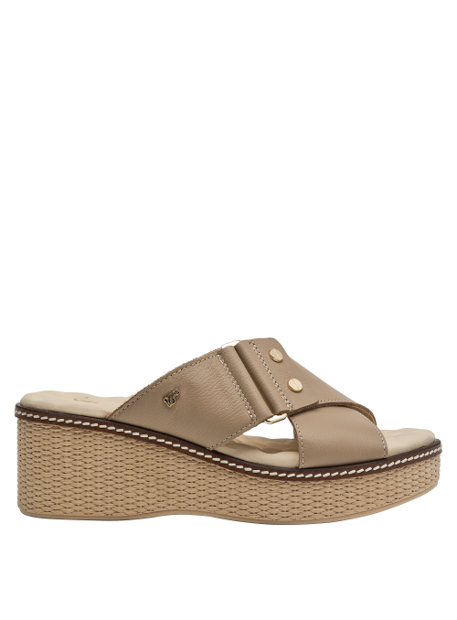 Sandalia de cuero beige con diseño versátil para climas cálidos.