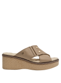 Sandalia beige de cuero con forro de microfibra y diseño casual.