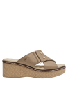 Sandalia beige de cuero con forro de microfibra y diseño casual.