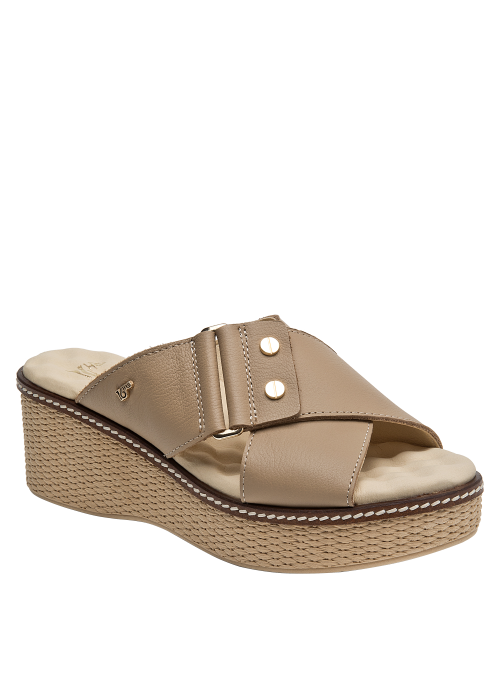 Sandalia de cuero beige con diseño versátil para climas cálidos.