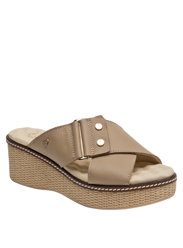Sandalia de cuero beige con diseño versátil para climas cálidos.