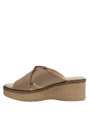 Vista de la plataforma plana de 10 cm en sandalia beige de cuero.