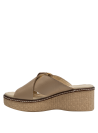 Vista de la plataforma plana de 10 cm en sandalia beige de cuero.