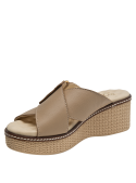 Detalle del acabado suave en cuero beige de sandalia casual.