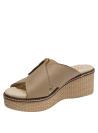 Detalle del acabado suave en cuero beige de sandalia casual.