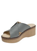 Elegante sandalia de cuero celeste con taco plano y estética minimalista, perfecta para el día a día.