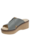 Elegante sandalia de cuero celeste con taco plano y estética minimalista, perfecta para el día a día.