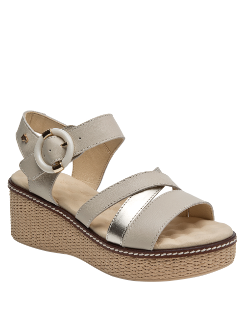 Versátil sandalia de cuero beige para mujer, complemento ideal con bolso de rafia.