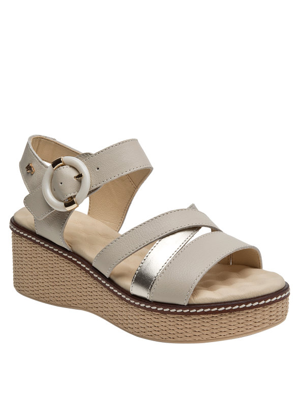 Versátil sandalia de cuero beige para mujer, complemento ideal con bolso de rafia.