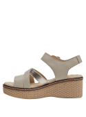 Estilo casual-chic en sandalia de cuero beige, perfecta con chaqueta de mezclilla.