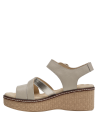 Estilo casual-chic en sandalia de cuero beige, perfecta con chaqueta de mezclilla.