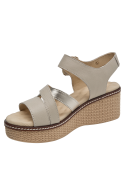 Sandalia de cuero beige con forro de microfibra, combina con vestidos o jeans.