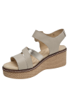 Sandalia de cuero beige con forro de microfibra, combina con vestidos o jeans.